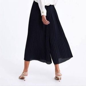 Zara Black Pleated High Waisted Wide Leg Cropped Culottes